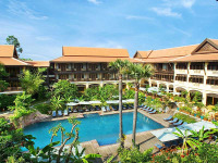 Cambodge - Siem Reap - Victoria Angkor Resort & Spa - Piscine et vue générale de l'hôtel