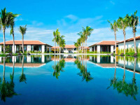 Vietnam - Danang - Fusion Maia Danang - Piscine et vue générale de l'hôtel